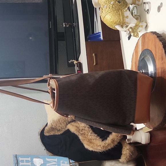 Micheal Kors Eva Leather Tote W/Pouch EUC - Picture 9 of 16